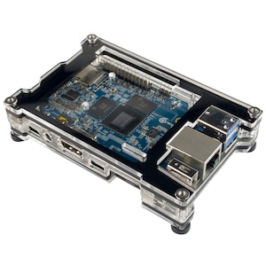 Puede incluir: Una caja transparente de acrílico para una pequeña placa base de computadora. La placa base tiene una placa de circuito azul con varios chips y conectores. La caja tiene una base negra y lados transparentes.