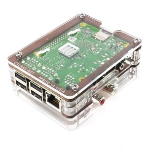 Op de afbeelding: Een transparante acryl- en houten behuizing voor een Raspberry Pi-computer. De behuizing heeft een bruine houten afwerking en de tekst "C1LABS.NET Made in USA" is aan de zijkant gedrukt.