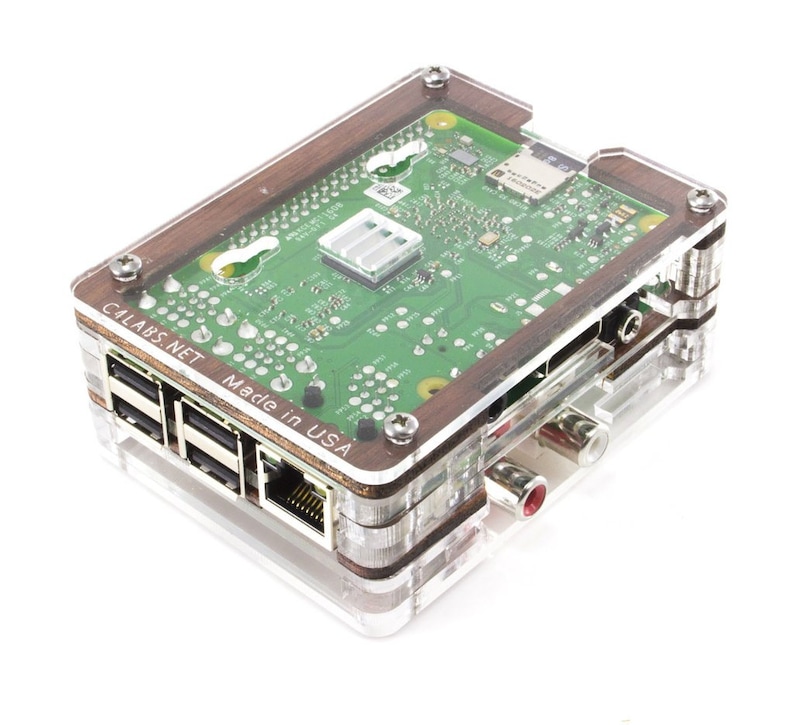 Op de afbeelding: Een transparante acryl- en houten behuizing voor een Raspberry Pi-computer. De behuizing heeft een bruine houten afwerking en de tekst "C1LABS.NET Made in USA" is aan de zijkant gedrukt.