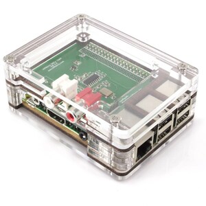 Op de afbeelding: Een transparante plastic behuizing voor een Raspberry Pi-computer. De behuizing heeft een groene printplaat met verschillende poorten en connectoren. De behuizing is ontworpen om de Raspberry Pi en zijn componenten te beschermen.