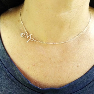 Collar inicial lateral, joyería personalizada delicada, collar de letras pequeñas, collar inicial de ley, collar inicial minimalista,
