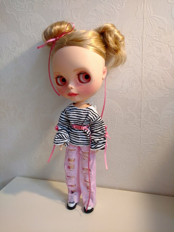 pink ripped jeans outfit