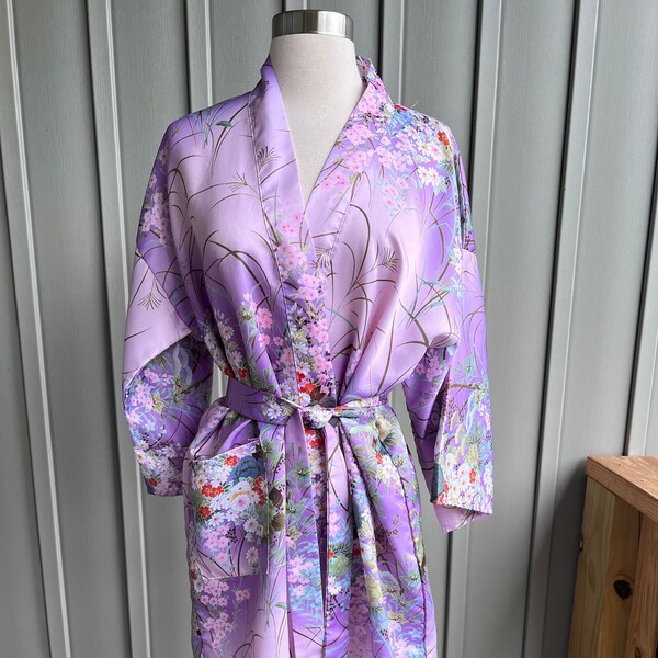 Vintage Purple Floral Kimono / Made in Japan / Wrap Style /Dressing Gown / Short Robe / Lilac Kimono /One Size