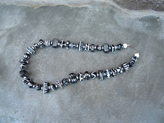 Vintage Wooden Beaded Necklace / Black and White … - image 2