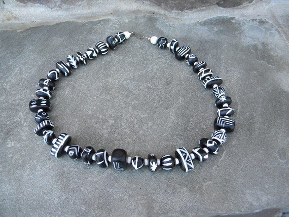 Vintage Wooden Beaded Necklace / Black and White … - image 4