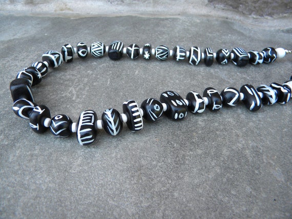 Vintage Wooden Beaded Necklace / Black and White … - image 3