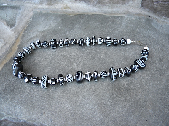 Vintage Wooden Beaded Necklace / Black and White … - image 1