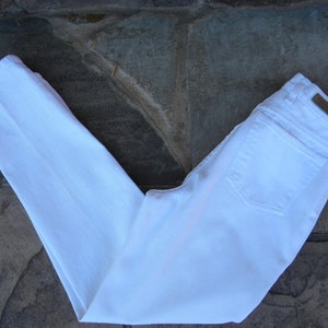 Size 25 Vintage White Denim Jeans / by Gloria Vanderbilt / High Waisted White Jeans / White Tapered Jeans / 25 inch Waist