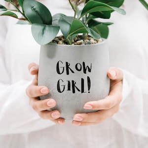 Aufkleber für den Blumentopf mit lustigem Spruch, Grow Girl!, Geschenk für Freundin in der Farbe nach Wahl