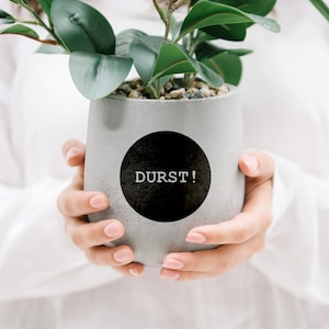 Sticker voor bloempot met grappige spreuk dorst! in de kleur van jouw keuze is de Original Potticker een origineel housewarming cadeau