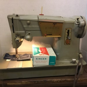 Singer 328 J naaimachine uit de jaren 60. afbeelding 1