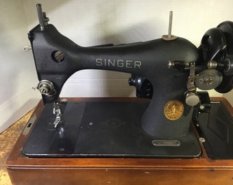 Blackside Singer 128 de los años 40, máquina de coser poco común en tiempos de guerra.