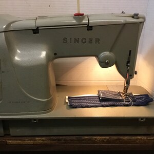 Singer 328 J naaimachine uit de jaren 60. afbeelding 2