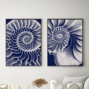 Strand Shell Wall Art Set van 2 prints, Coastal Home Decor in levendig marineblauw, Badkamer Art Ocean Themed Modern Beach House Decor afbeelding 1