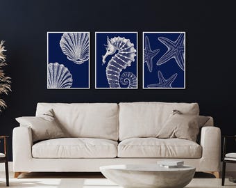 Coastal Living Set mit 3 Wand-Kunstdrucken, minimalistisches Kunstwerk Muschel Seepferdchen Seestern auf marineblauer großer Leinwand oder gerahmtes Badezimmer-Kunst