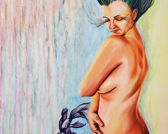 Può includere: Un dipinto di una donna nuda con i capelli verdi e pesci neri nei capelli. La donna è in piedi con le braccia incrociate davanti a lei. Lo sfondo è di colore blu chiaro e rosa.