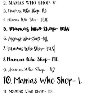 Pu&ograve; includere: Un elenco di 12 elementi numerati, ognuno con il testo "Mamas Who Shop" seguito da una abbreviazione di due lettere. L'elenco &egrave; scritto in corsivo nero su sfondo bianco.