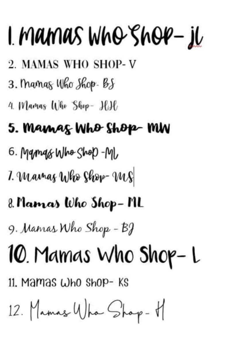 Pu&ograve; includere: Un elenco di 12 elementi numerati, ognuno con il testo "Mamas Who Shop" seguito da una abbreviazione di due lettere. L'elenco &egrave; scritto in corsivo nero su sfondo bianco.