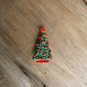Vintage Christmas Tree Pin with Red Bows / Christmas Pin / Christmas Brooch  / Red and Green Enamel Holiday Pin