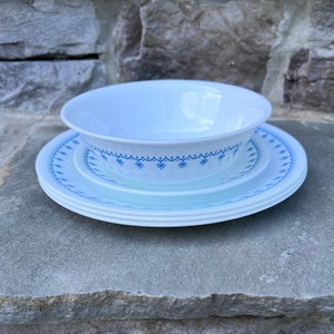 Corelle Snowflake Blue Plates and Bowl / Set of 5 / 3 Salad Plates / 1 Saucer / 1 Coupe Cereal Bowl / Snowflake Garland / 70&#39;s Corelle Ware