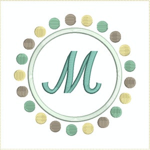 以下が含まれることがあります： 縁取りのある円の中に、薄い青色の文字「M」があります。円は、茶色、黄色、ターコイズブルーの点の輪で囲まれています。
