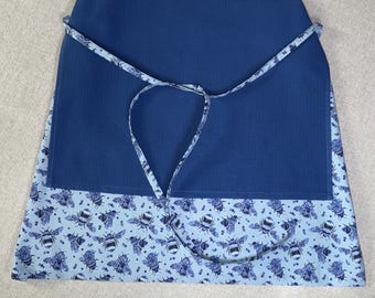 Delantal completo o medio con toalla adjunta — Abejas azules sobre azul — Hecho a pedido