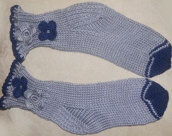 Handstickade akrylbambusockor: Gråblå virkade blomdekorationer, storlek 7-9