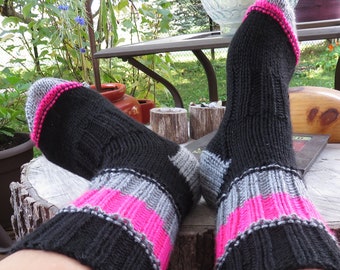 Handstickade ullsockor: Svarta, grå och rosa randiga strumpor (US 7-9)
