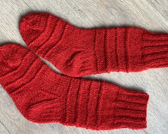 Handstickade ullstrumpor för barn: Röd jungfruull, varma vinterkläder. Häl till tå längd 12,5 cm