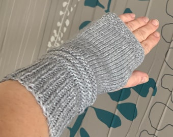 Vingerloze handschoenen van grijze merinowol: armwarmers van een zijdemix