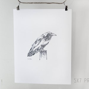 Peut inclure: Impression en noir et blanc d'un corbeau perch&eacute; sur une branche. L'impression est de 12,7 x 17,8 cm et a un style minimaliste.