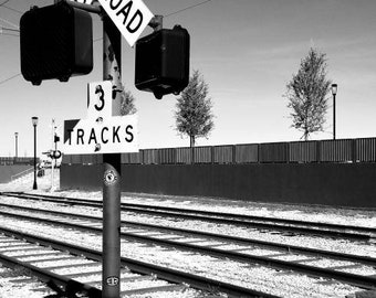 Digitale foto - Trein crossing in New Orleans, Lousiana - Track - Digital Download - Zwart-wit - Modern - Minimalistische Fotografie