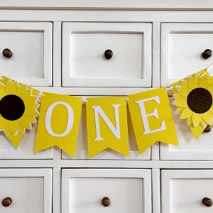 ONE Sunflower Banner. First birthday bunting, custom name banner. Yellow floral, sun flower. Photo prop, cake smash.