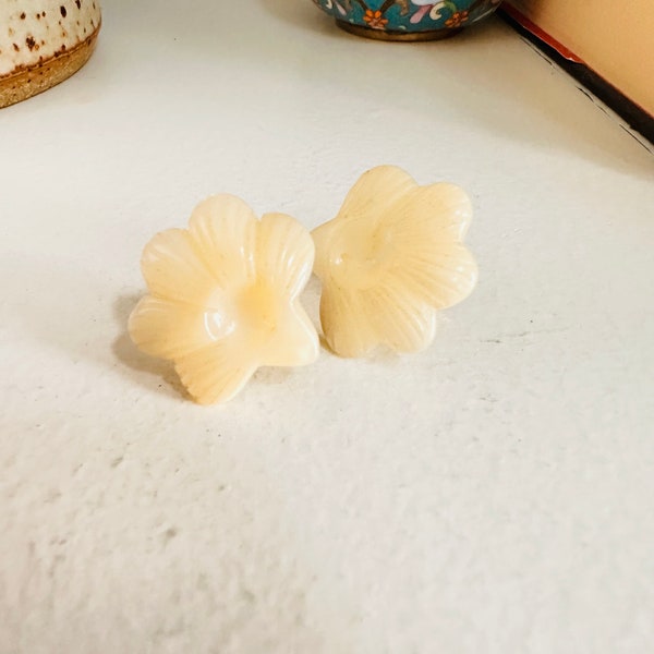 Vintage Dauplaise shell clip on earrings