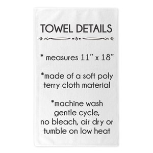 Op de afbeelding: Witte handdoek met zwarte tekst die de afmetingen, het materiaal en de wasinstructies van de handdoek beschrijft. "TOWEL DETAILS"  * meet 11" x 18" * gemaakt van zacht poly terry doek materiaal * machinewas delicate cyclus, geen bleekmiddel, lucht drogen of drogen in de droger op lage temperatuur