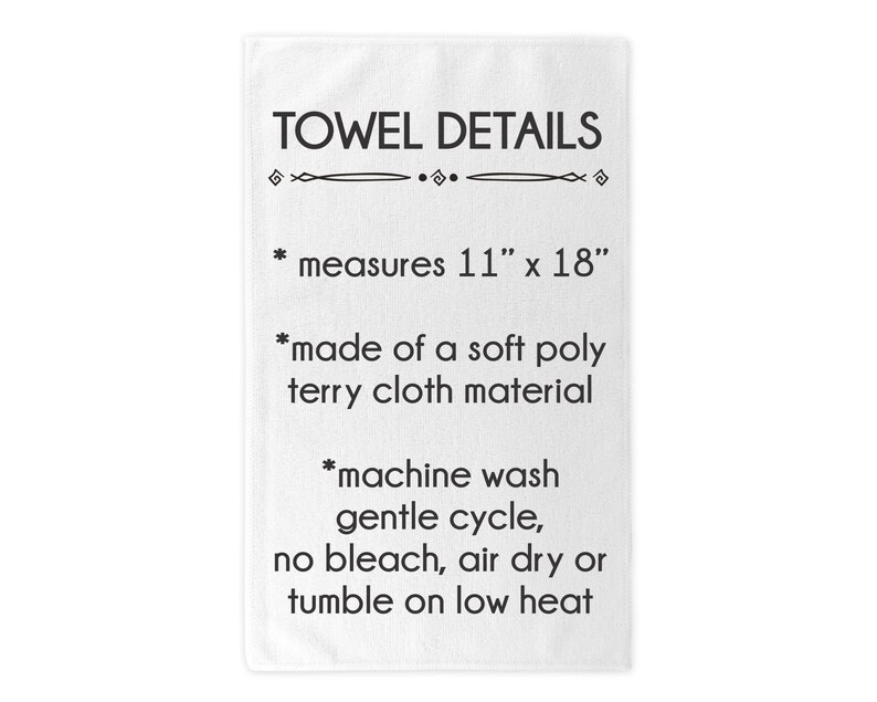 Op de afbeelding: Witte handdoek met zwarte tekst die de afmetingen, het materiaal en de wasinstructies van de handdoek beschrijft. "TOWEL DETAILS"  * meet 11" x 18" * gemaakt van zacht poly terry doek materiaal * machinewas delicate cyclus, geen bleekmiddel, lucht drogen of drogen in de droger op lage temperatuur