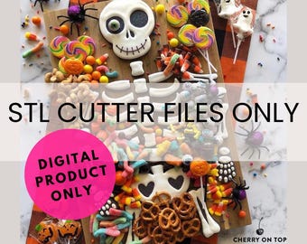 Peut inclure: STL Cutter Files Only - Digital Product Only. Un plateau de charcuterie sur le thème d'Halloween avec un squelette en glaçage blanc, entouré de bonbons, de bretzels et d'autres friandises. Le plateau est sur une nappe à carreaux noirs et orange.