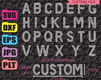 Könnte beinhalten: Eine digitale Design-Datei zum Erstellen von Buchstaben aus Strasssteinen. Das Bild zeigt die Buchstaben A bis Z in einem weißen Strassstein-Design auf schwarzem Hintergrund. Das Design ist in den Formaten SVG, DXF, EPS, JPG und PLT verfügbar. Das Bild enthält auch ein Beispiel des Designs mit dem Wort "CUSTOM" in Strasssteinen. Das Design ist 17,8 cm breit und 3,8 cm hoch.