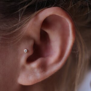 Piercing al trago con diamante, piccolo piercing al trago, piccolo orecchino a perno, orecchino in oro massiccio 14k, piercing al trago, piercing all'elica, piercing in oro per cartilagine