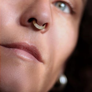 Anillo para tabique nasal de oro de 14 quilates: aro en capas para perforación del tabique nasal, aro ancho de 3 capas, diseño apilado en 3D para perforación de nariz