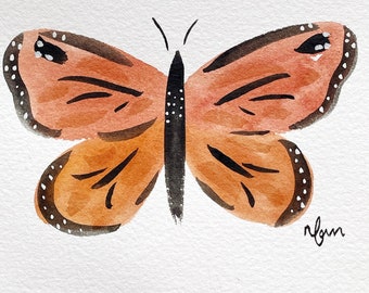 Może przedstawiać: Aquarela przedstawiająca motyla z pomarańczowymi skrzydłami i czarnymi oznaczeniami. Motyl jest namalowany na białym tle.