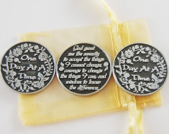 3er Set One Day at a Time / Gelassenheit Gebets-Taschen-Token mit Organza-Tasche