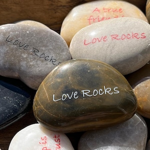 Love Rocks - Pietra di fiume incisa - Pietra con parole ispiratrici - Venduta singolarmente