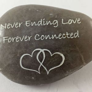 永遠に続く愛、永遠に繋がる二つの心 - 刻まれたリバーロックのインスピレーションの言葉石