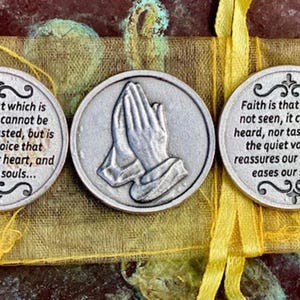 Conjunto de 5 fichas de bolso de fé Praying Hands com bolsa de organza