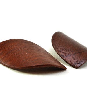 Orecchini in legno, Mogano Sapele curvato, Foglie di legno, Gioielli naturali, Curvi, Gioielli in legno sostenibili artigianali, 5o anniversario immagine 5