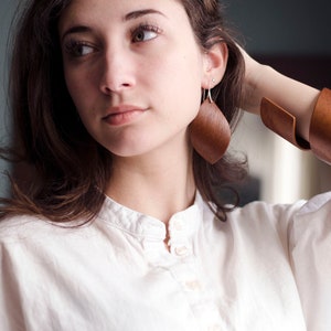 Leichte blattförmige Holzohrringe - Natürliches Sapele Mahagoni - Eleganter handgefertigter Designer Schmuck - Geschenkidee zum 5-jährigen Jubiläum