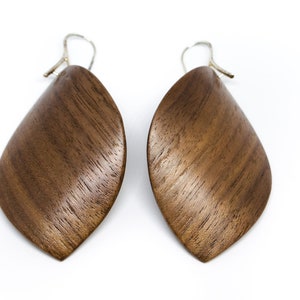 Orecchini in legno, Mogano Sapele curvato, Foglie di legno, Gioielli naturali, Curvi, Gioielli in legno sostenibili artigianali, 5o anniversario Walnut