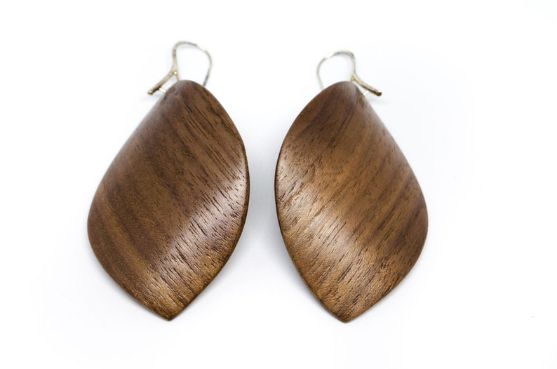 Orecchini in legno, Mogano Sapele curvato, Foglie di legno, Gioielli naturali, Curvi, Gioielli in legno sostenibili artigianali, 5o anniversario Walnut