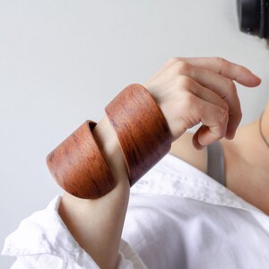 Bubinga Trä Överarmsmanschett – Bred Träarmband, 5-årsjubileumspresent, Tillverkad på beställning